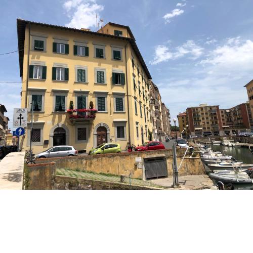 Renovated apartment with 3 bedrooms in an historic palazzo between port and old town