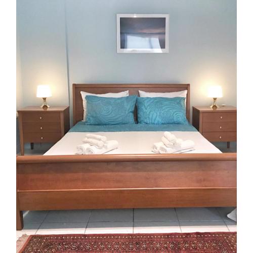 Renovated apt 100m from beach WiFi AC