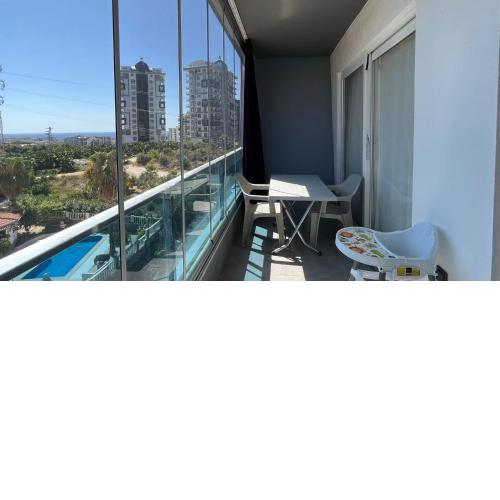 Residence w Balcony and Shared Pool 7 min to Coast