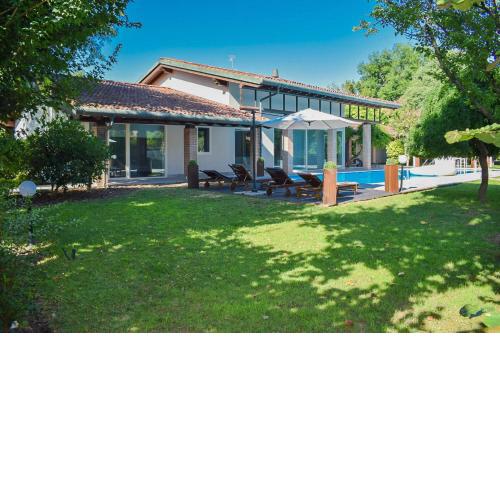 RESORT con PISCINA, BARBECUE, PALESTRA, SAUNE e KARAOKE