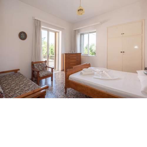 Retro Family House in Mystras with castle view