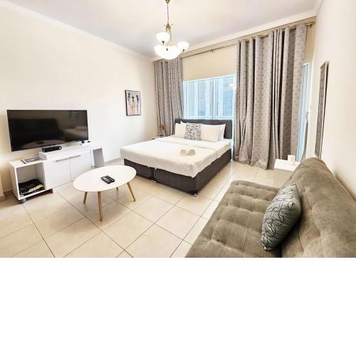 RH- Relaxing Studio, Downtown with private balcony