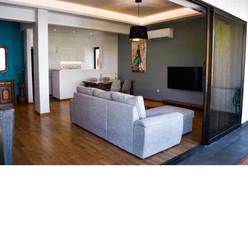 Βright Walled Designed Apt in Glyfada Center