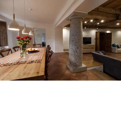 River and Castle View apartment Rose