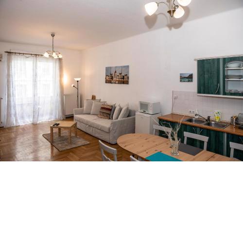 Riverside Balcony Apartmet with view to Danube