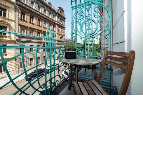 Riverside Designer Apartment with 2 balconies