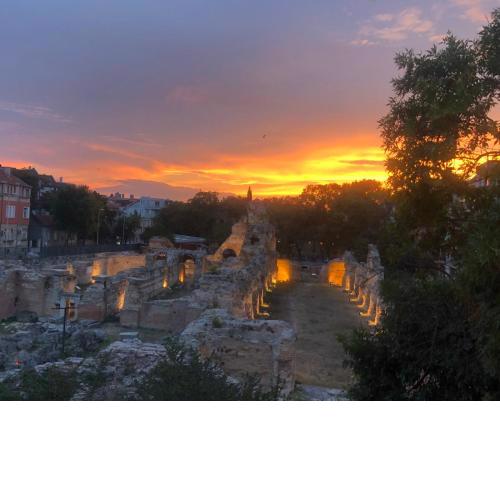 Roman Thermae 2bdrm Sunny Apartment