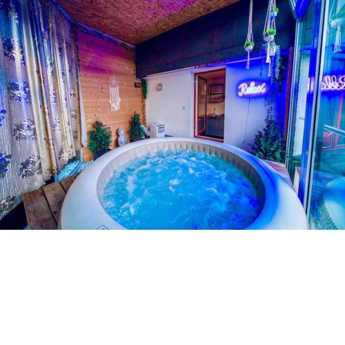 Romantic 4BD - Rooftop - Whirlpool