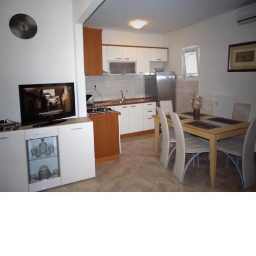 Romantic apartment Katarina for 4 people, just few minutes from the beach