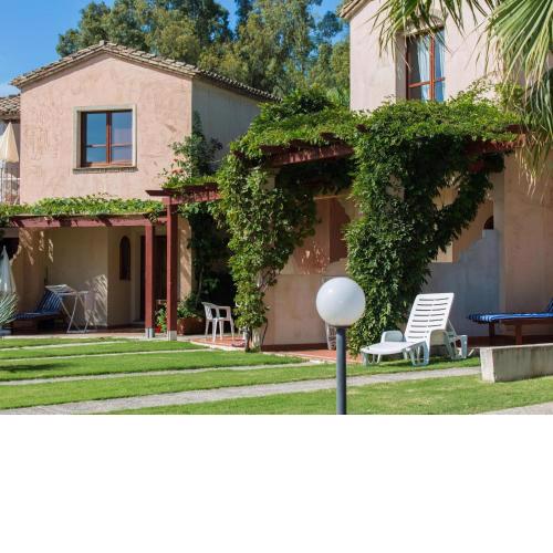 Romantic holiday home in Pula with communal pool