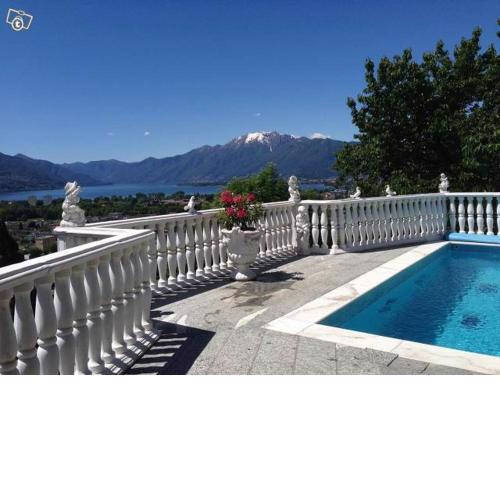 Romantic holiday home with a fantastic view of Lake Maggiore and the pool