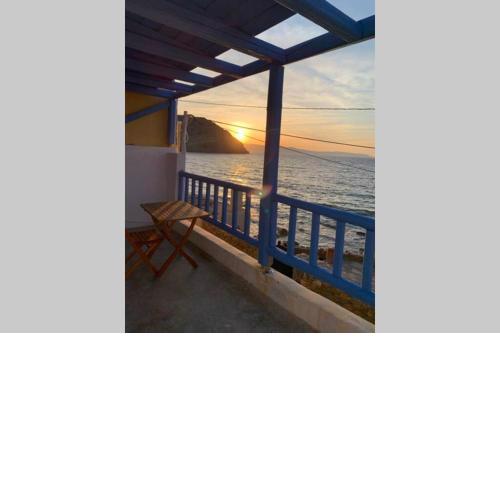 ROMANTIC HOUSE 6 STEPS FROM THE SEA