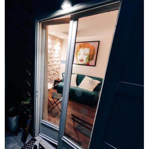 Romantic tiny house in Montmartre
