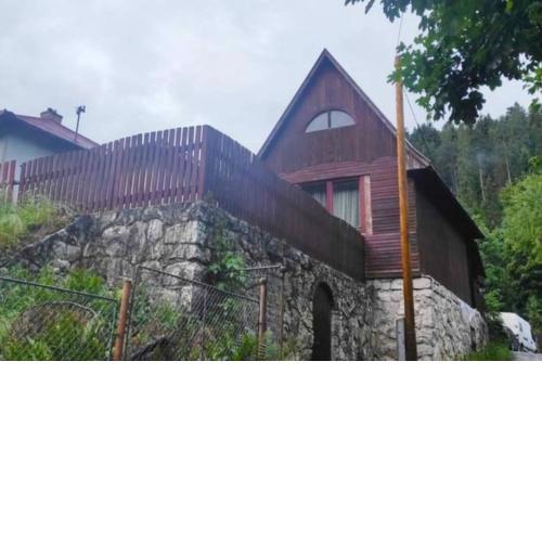 Romanticka chata pre hostí s ohniskom