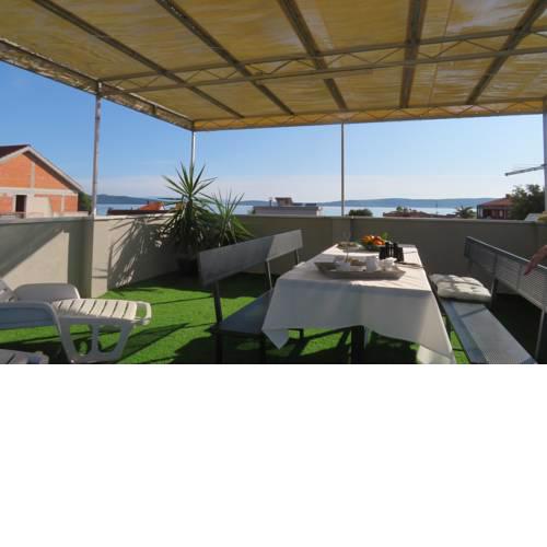 Roof Terrace Apt with 360 View next to the Beach