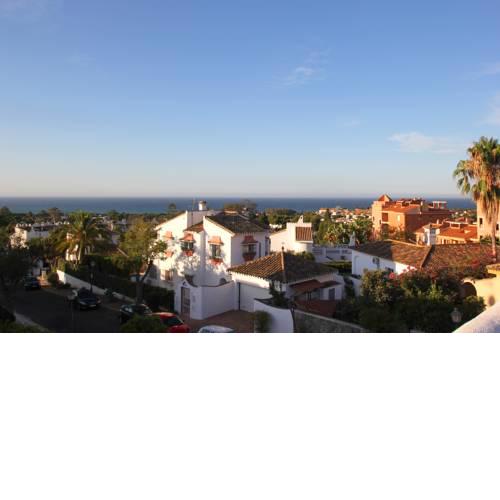 Rooftop Villa - chalet en Cabo Pino con vistas al mar, jardines y piscina