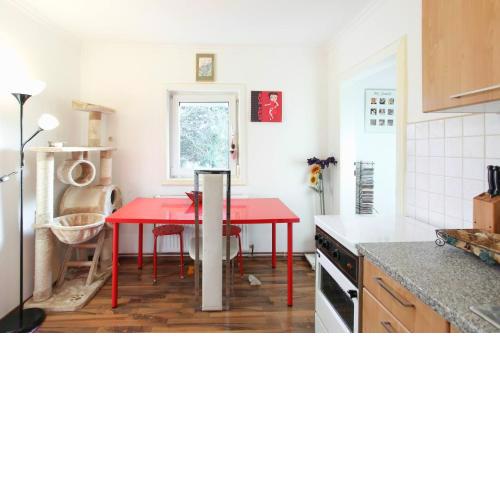 Room in House - Charming Vienna Retreat with Garden Metro Access