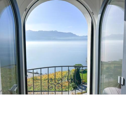 Room with 360° view overlooking Lake Geneva and Alps