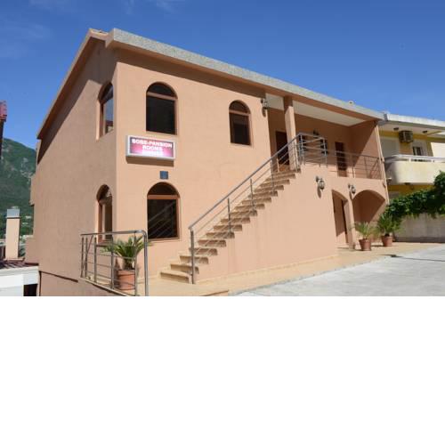 ROOMS & APARTMENTS DOBROTSKI DVORI