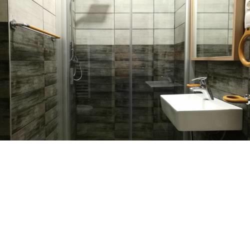 Rooms with private bathroom in two bedrooms flat in downtown