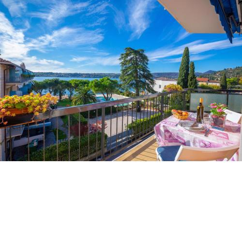 Rossella pet friendly and front the lake