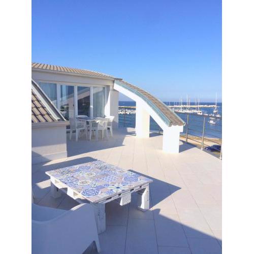 Rosso e blu sunny apartment
