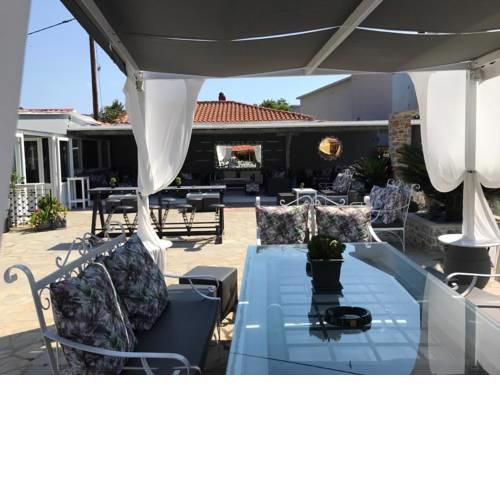 Roulla Studios & Apartments