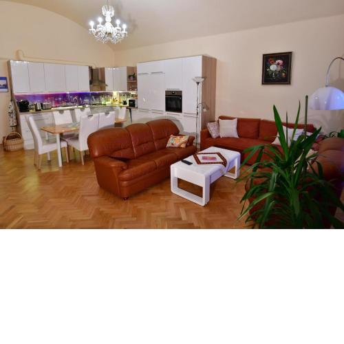 Royal Apartment in Historical Downtown