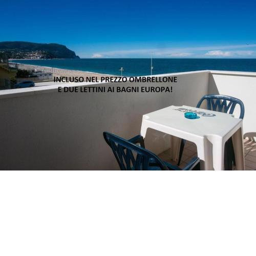 RS322 - Marcelli, bilocale fronte mare con spiaggia inclusa