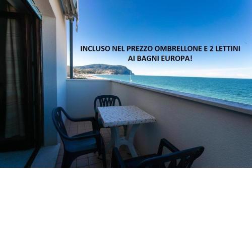 RS323 - Marcelli, bilocale fronte mare con spiaggia inclusa