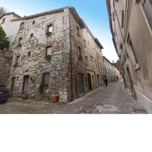 Rustic Holiday Home in Cantiano near Centre