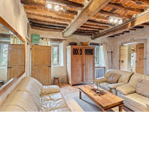 Rustic Holiday Home in Castigli on Fiorentino with Terrace