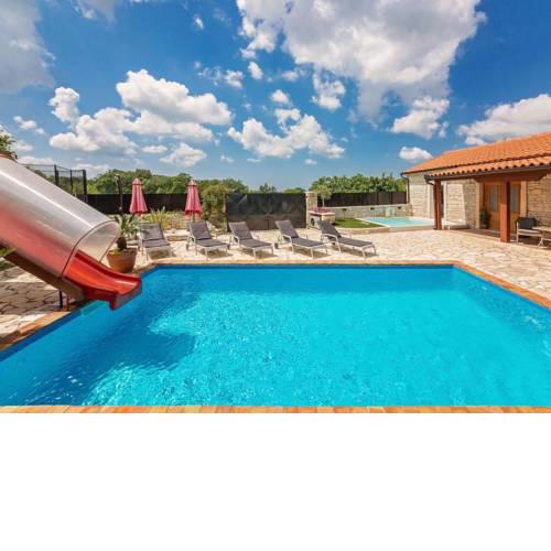 Rustic Holiday Home in Jakovici with Swimming Pool