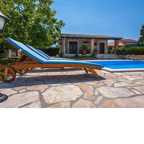 Rustic Holiday Home in Momjan with Swimming Pool