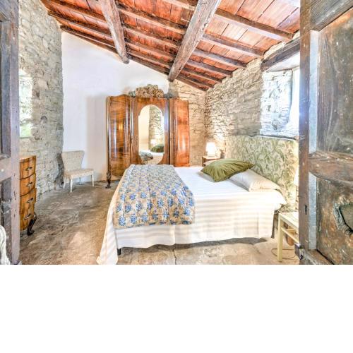 Rustic holiday home in San Godenzo with pool