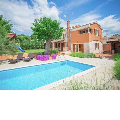 Rustic Villa in Dracevac with Outdoor Pool