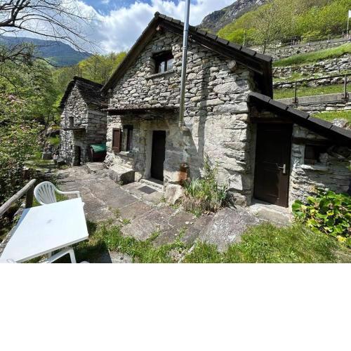 Rustico al fiume Verzasca