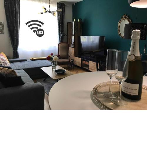 S8 Luxury 2 Room Apt OldTown - Foodstore, Crib, BabyChair, Netflix, PC Screen, UnlimMusic