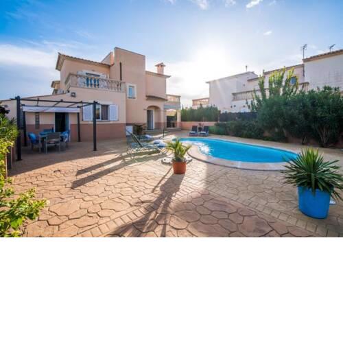 Sa Rapita Holiday Home Sleeps 6 with Pool Air Con and WiFi