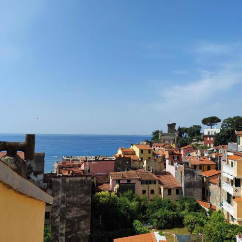 San Terenzo, due passi e il mare