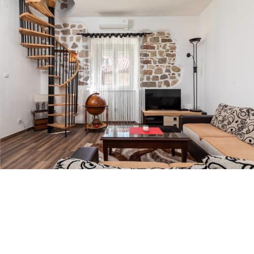 Sandra's Old Town Apartment