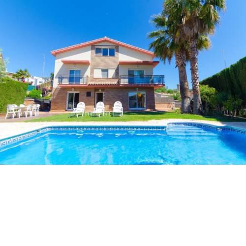 Sant Vicenc de Montalt Villa Sleeps 6 with Pool and Free WiFi
