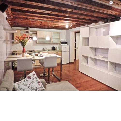 Sant'Aponal Apartment