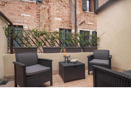 Sant'Aponal Cozy Apartment with Balcony R&R