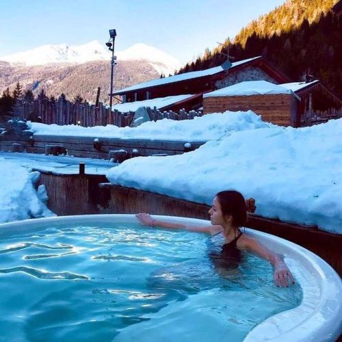 Savoia Mountain - il Resort nel Bosco - direttamente sulle Piste con Piscina riscaldata e Jacuzzi sulla Neve