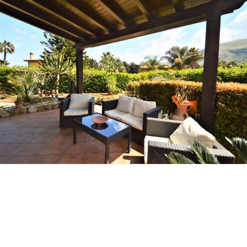SC034 Villa with swimming pool surrounded by greenery, ideal for friends an