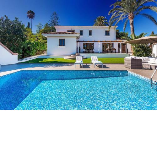 Scandinavian modern villa in Puerto Banús for up to 10 pax, heated pool, aircon, fast wifi..