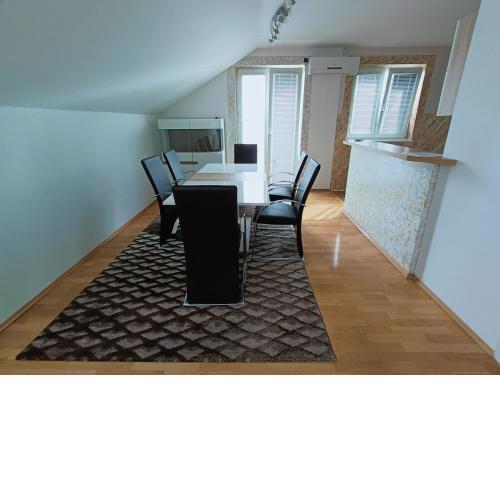 Schöne 2 Zimmerwohnung mit Balkon und Klimaanlage