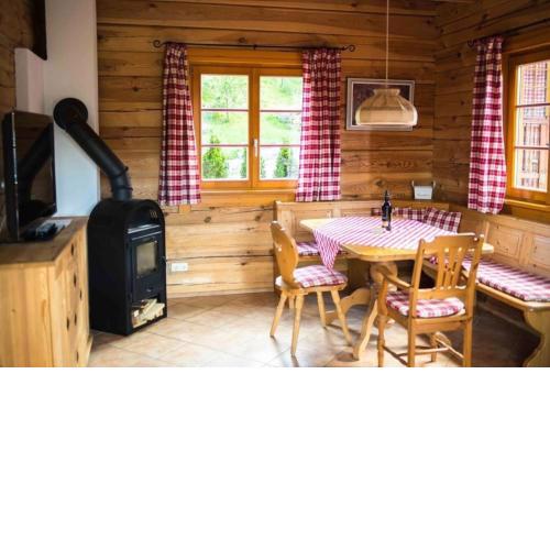 Schönes Ferienhaus in Sankt Margarethen Im Lungau mit Kleinem Garten und Bergblick