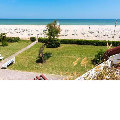 SE013 - Senigallia, ampio monolocale fronte mare al residence Piramidi
